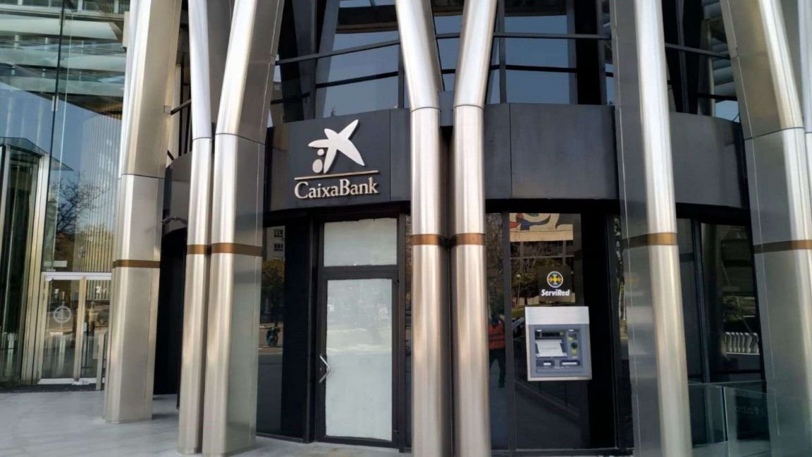 CaixaBank — Señalética de acceso